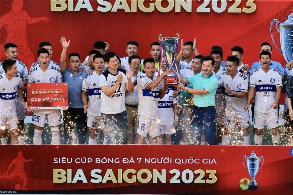 Mobi FC nâng cúp vô địch Siêp cúp bóng đá 7 người quốc gia Bia Saigon 2023