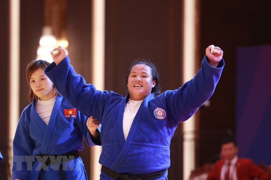 Đội tuyển Judo Việt Nam đánh bại đội Thái Lan ở nội dung Đồng đội hỗn hợp với tỷ số 4-3, mang về huy chương Vàng thứ 131 cho Đoàn Thể thao Việt Nam. (Ảnh: TTXVN)