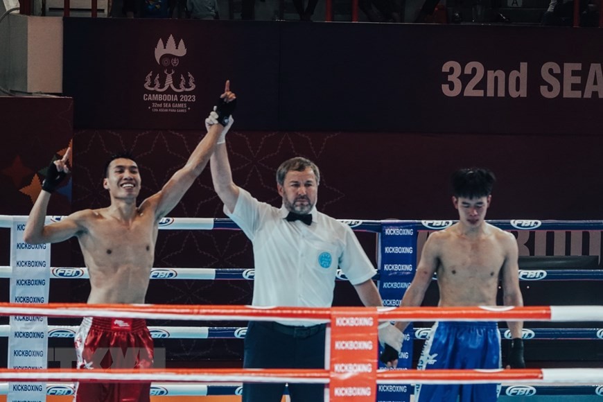 Vận động viên Nguyễn Xuân Phương (trái) giành huy chương Vàng môn Kickboxing ở hạng cân dưới 60kg Nam. (Ảnh: TTXVN phát)