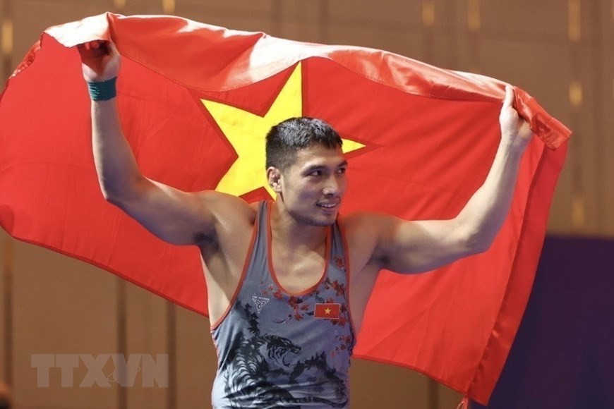 Cấn Tất Dự giành huy chương Vàng môn Vật ở hạng cân 74kg nam. Đây là huy chương Vàng thứ 135 của Đoàn Thể thao Việt Nam. (Ảnh: Minh Quyết/TTXVN)