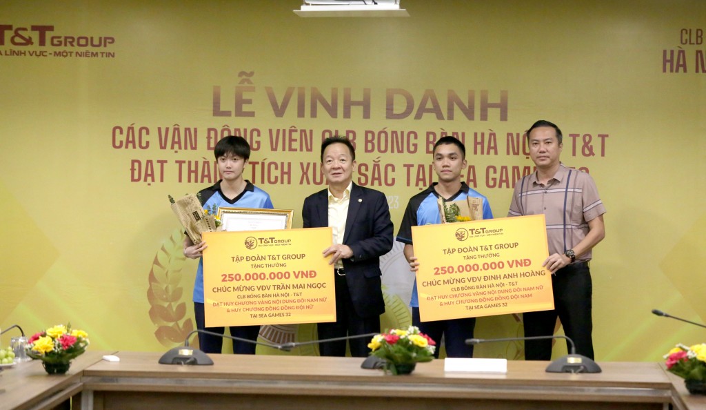 Doanh nhân Đỗ Quang Hiển trao thưởng cho các vận động viên CLB bóng bàn Hà Nội T&amp;amp;T đạt thành tích xuất sắc tại SEA Games 32.