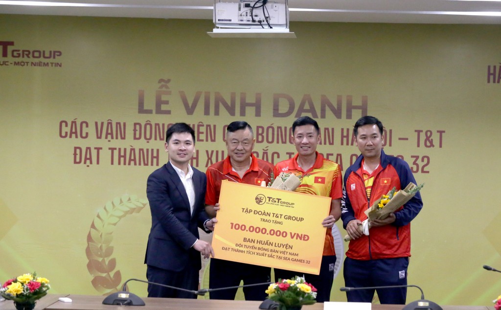 Ông Đỗ Vinh Quang – Phó Chủ tịch HĐQT Tập đoàn T&amp;amp;T Group trao thưởng cho ban huấn luyện đội tuyển bóng bàn Việt Nam