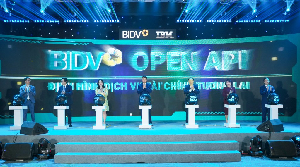 3. Đại diện NHNN, BIDV và Nhà thầu tham gia thực hiện nghi thức ra mắt hệ thống BIDV Open APT