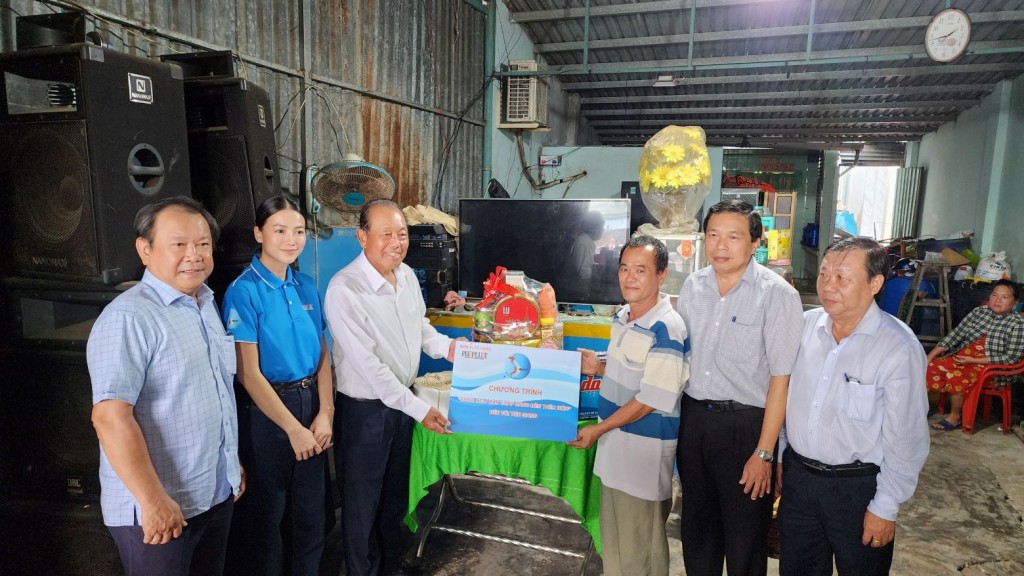 Các đồng chí lãnh đạo đến thăm và tặng quà cho gia đình anh Nguyễn Hoàng Tâm