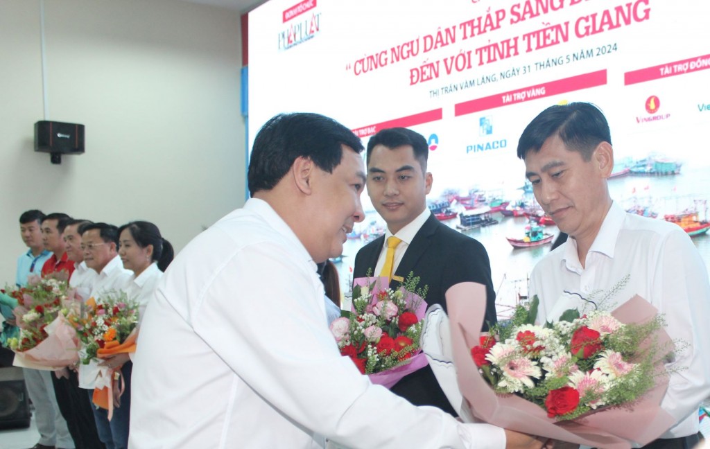 Ông Nguyễn Thái Bình - Trưởng Ban tổ chức tặng hoa tri ân những đóng góp của Agribank cho đại diện Agribank