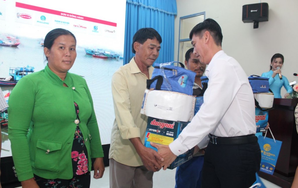 Ông Phan Văn Bá, Phó Trưởng Văn phòng đại diện Agribank khu vực Tây Nam Bộ tặng quà cho bà con ngư dân có hoàn cảnh khó khăn