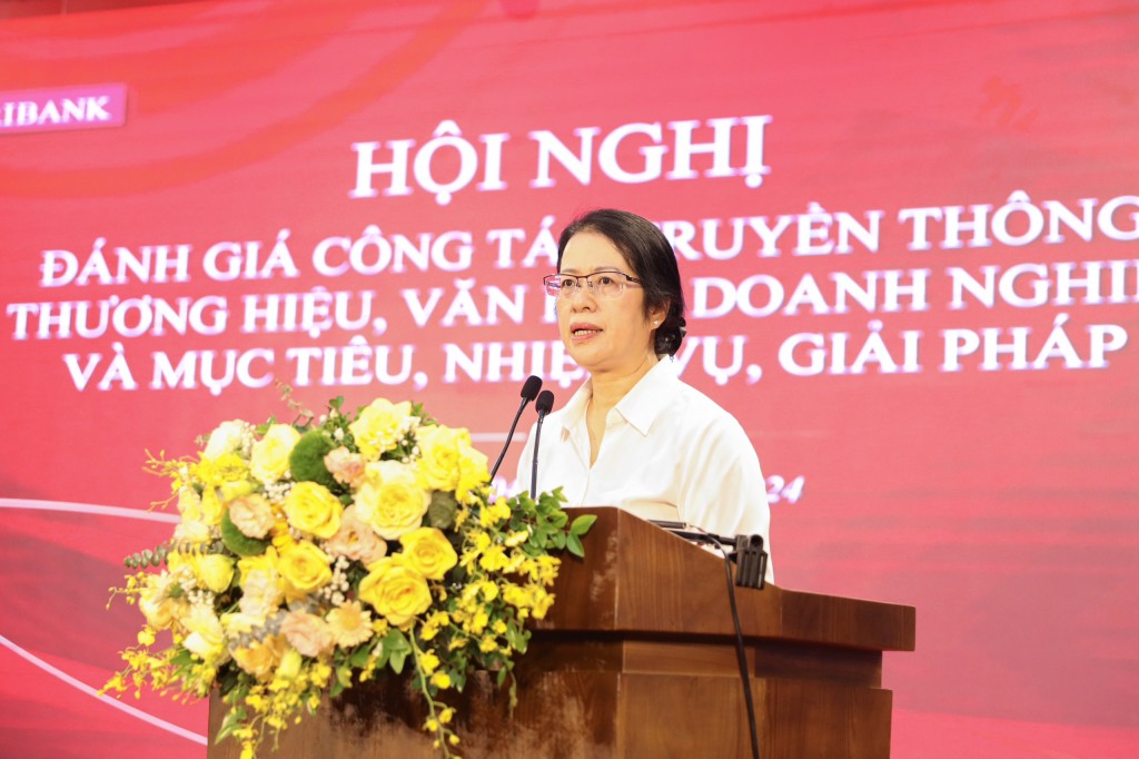 Đồng chí Nguyễn Thị Phượng - Phó Tổng Giám đốc Agribank, phụ trách công tác Truyền thông phát biểu tại Hội nghị