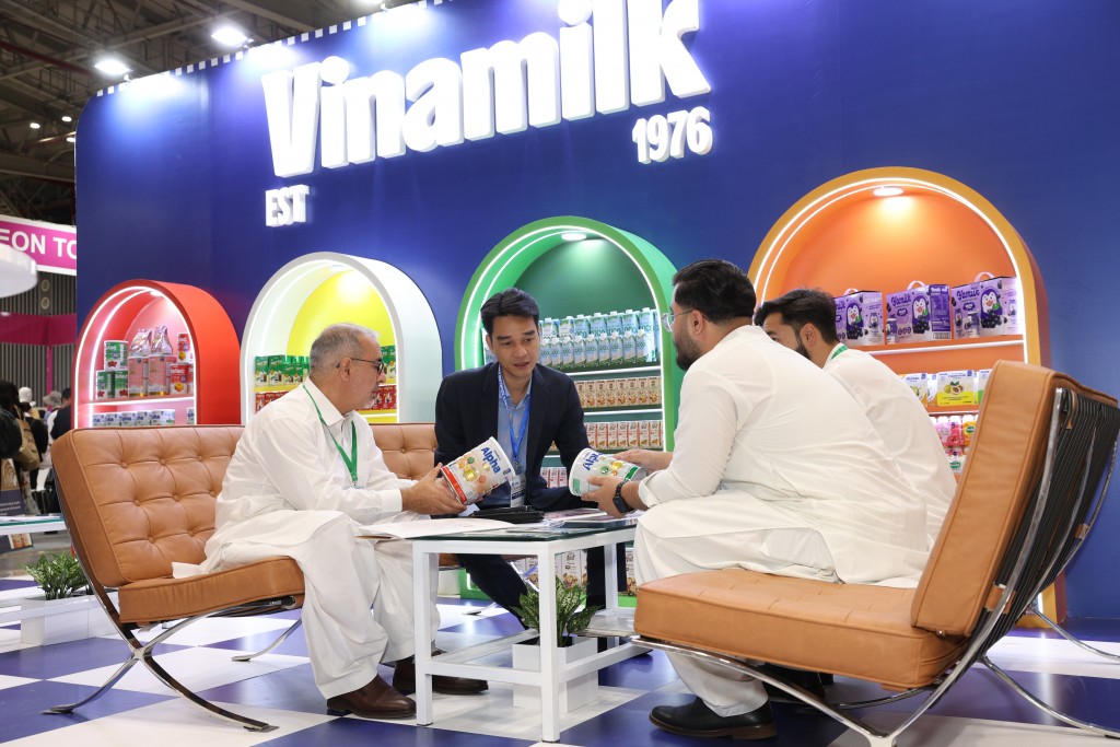 Các khách hàng lớn đến từ khu vực Trung Đông, thị trường truyền thống thế mạnh của Vinamilk về sản phẩm sữa bột trẻ em, bột dinh dưỡng.