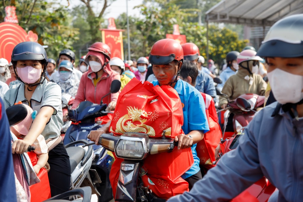 Chương trình _Tết sẻ chia - Năm Rồng khởi sắc_ trao 10.400 phần quà cho công nhân, người lao động, ngư dân và bộ đội biên phòng tại 25 tỉnh thành(1)