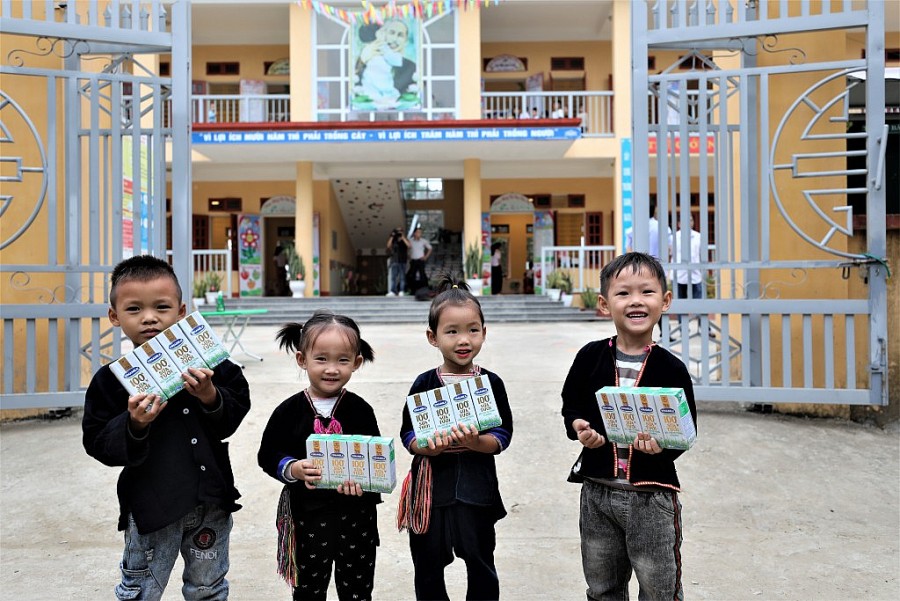 Gần nửa triệu em nhỏ tại các mái ấm, trung tâm bảo trợ xã hội… đã được thụ hưởng chương trình Quỹ sữa Vươn cao Việt Nam suốt 15 năm qua