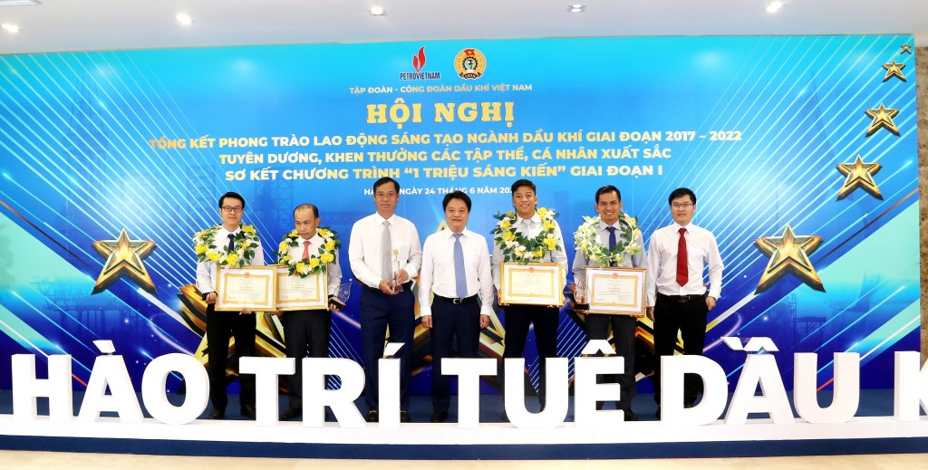 Tổng giám đốc PV GAS Hoàng Văn Quang chúc mừng đoàn đại biểu PV GAS nhận được nhiều khen thưởng của Tập đoàn và CĐ DKVN