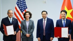 Trao chứng nhận đầu tư và đăng ký doanh nghiệp tới Dự án Kho cảng LNG Sơn Mỹ