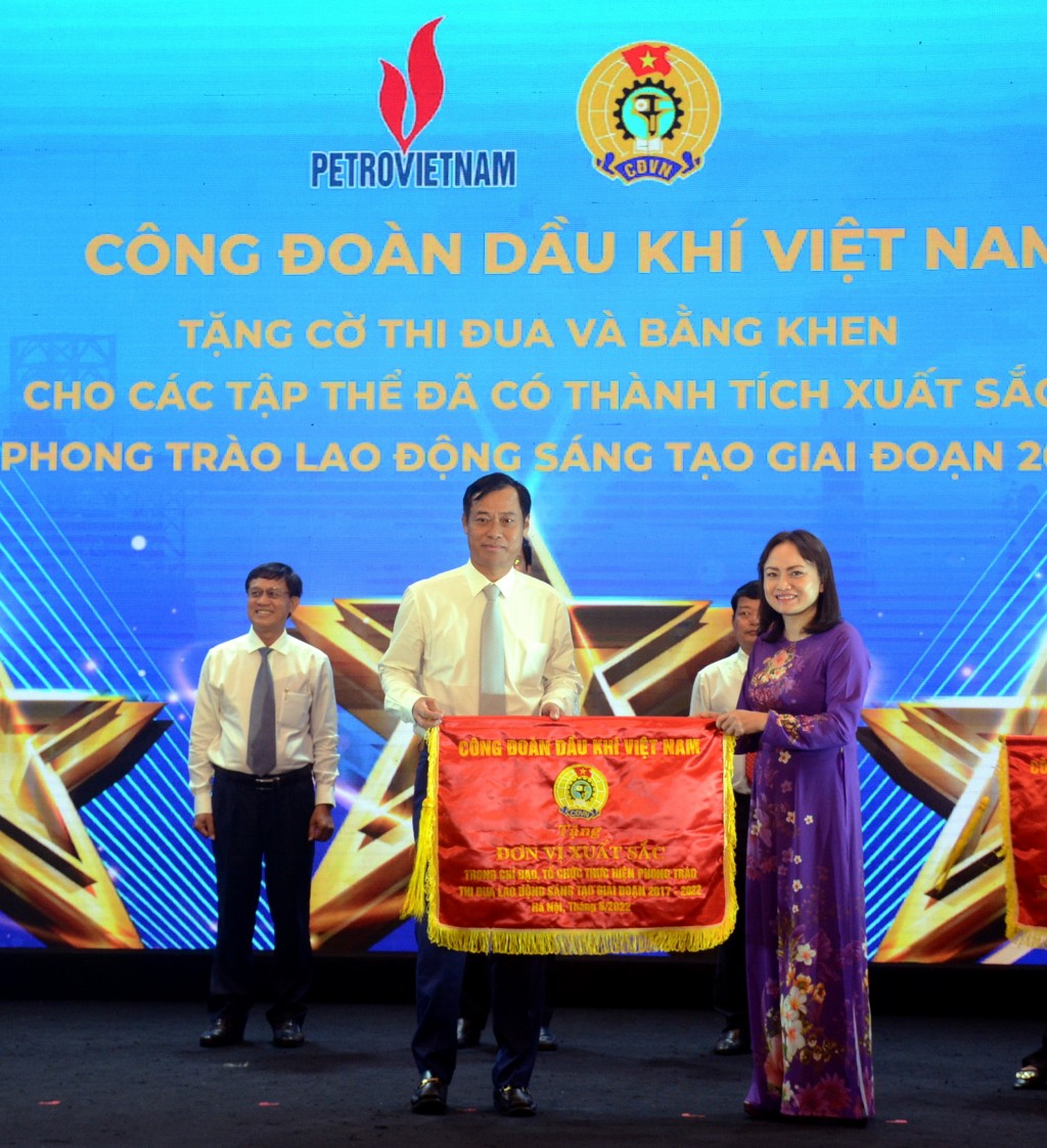 Công đoàn Dầu khí Việt Nam tặng Công đoàn PV GAS Cờ Thi đua xuất sắc trong phong trào Lao động sáng tạo 2017 – 2022