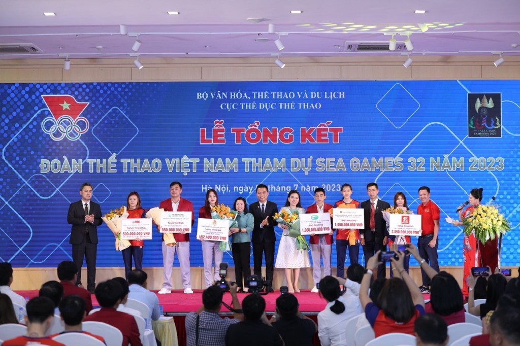 Đại diện Bia Saigon (rìa phải) trao tặng khoản thưởng cho các VĐV đạt HCV tại SEA Games 32(1) Đại diện Bia Saigon (rìa phải) trao tặng khoản thưởng cho các VĐV đạt HCV tại SEA Games 32(1)