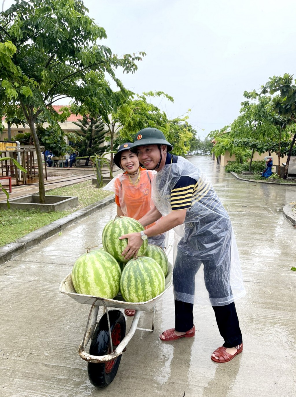 Màu xanh bất khuất ở đảo xa, trái dưa hấu thu hoạch được từ bao nhiêu công chăm sóc đều mang tinh thần vượt khó, quyết tâm khẳng định chủ quyền Tổ quốc