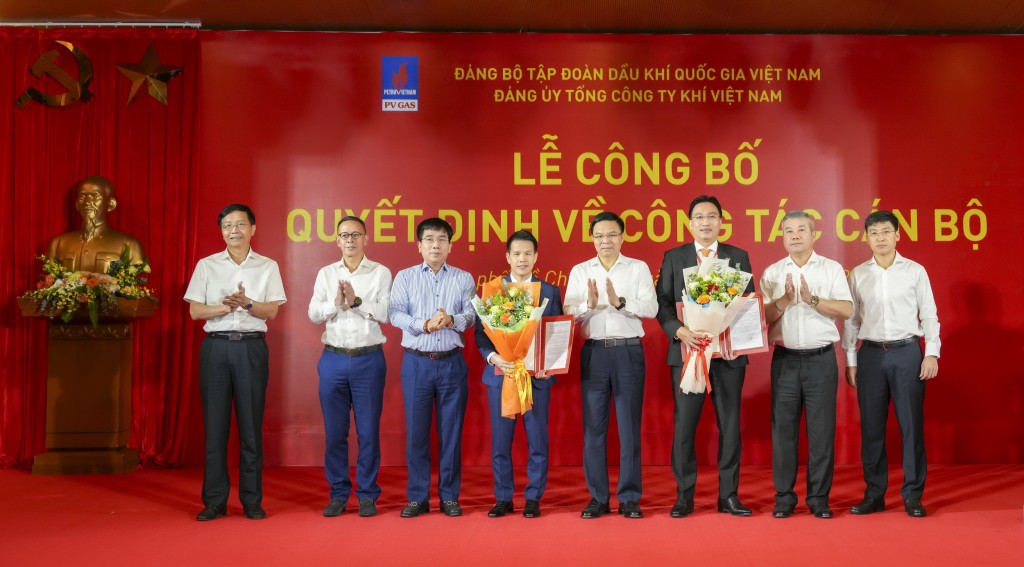 Ban Lãnh đạo Đảng ủy Tập đoàn Dầu khí Quốc gia Việt Nam trân trọng công bố và trao quyết định cho các lãnh đạo cấp cao PV GAS