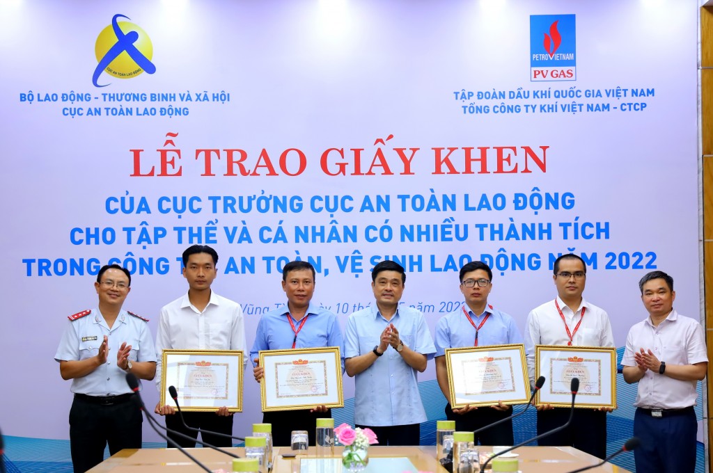 Ông Hà Tất Thắng – Cục trưởng Cục An toàn Lao động (Bộ Lao động - Thương binh và Xã hội) trao giấy khen cho nhiều các nhân có thành tích xuất sắc trong công tác ATVSLĐ năm 2022