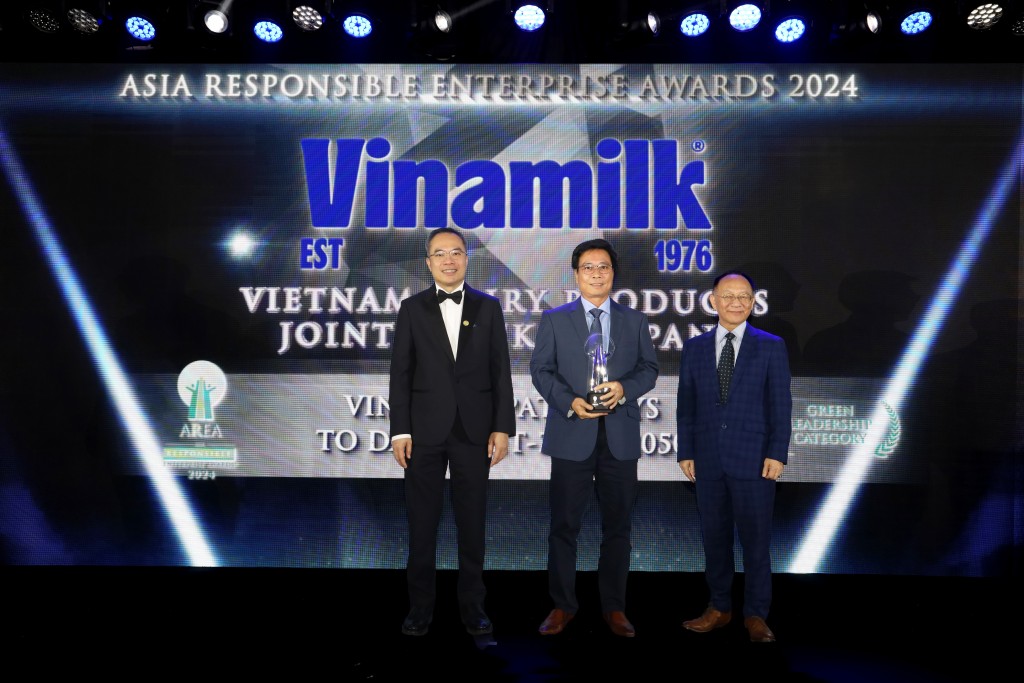 Ông Lê Hoàng Minh, Giám đốc điều hành Sản xuất của Vinamik nhận cúp chứng nhận cho hạng mục Green Leadership của Giải thưởng AREA