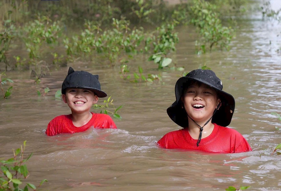 Các bạn nhỏ cũng hào hứng tham gia trồng cây xanh