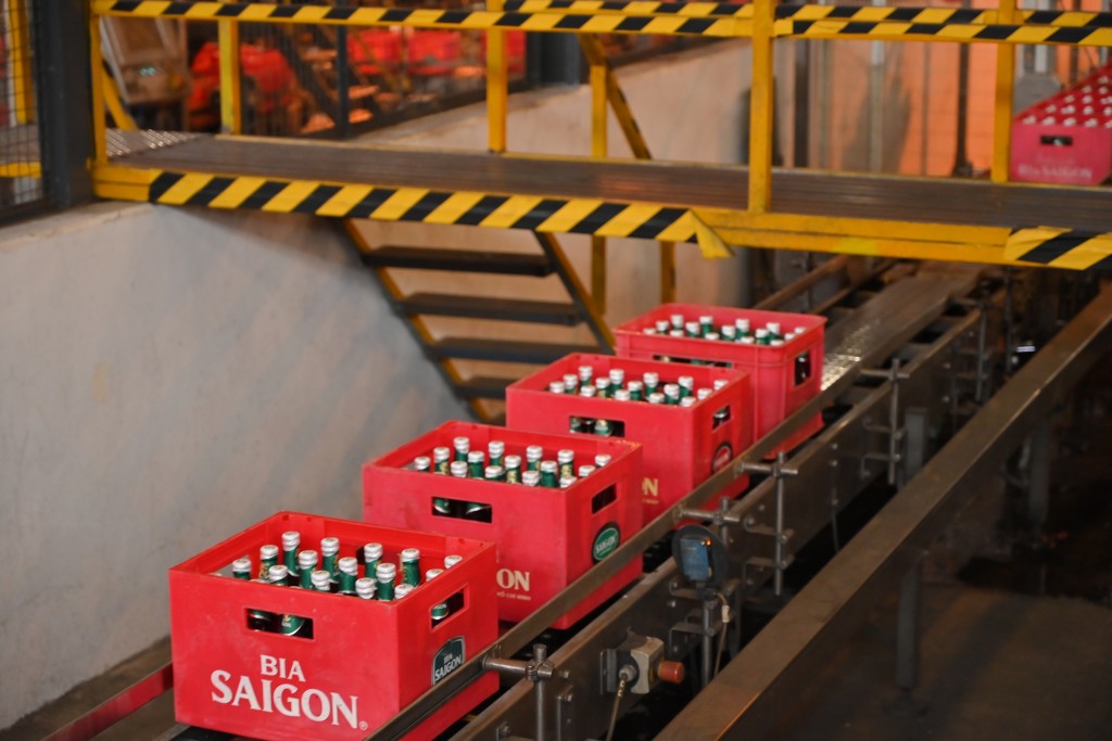 Trong năm 2024, SABECO đã đạt tỷ lệ 100_ tái sử dụng hoặc tái chế toàn bộ bao bì chính và phụ – bao gồm chai thủy tinh, lon nhôm, két nhựa và thùng carton Trong năm 2024, SABECO đã đạt tỷ lệ 100_ tái sử dụng hoặc tái chế toàn bộ bao bì chính và phụ – bao gồm chai thủy tinh, lon nhôm, két nhựa và thùng carton