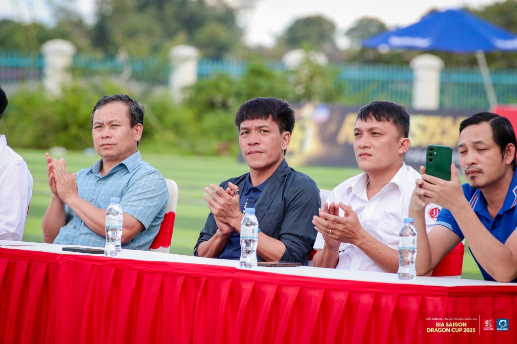 Các vị đại biểu, đại diện VietFootball và DÁ
