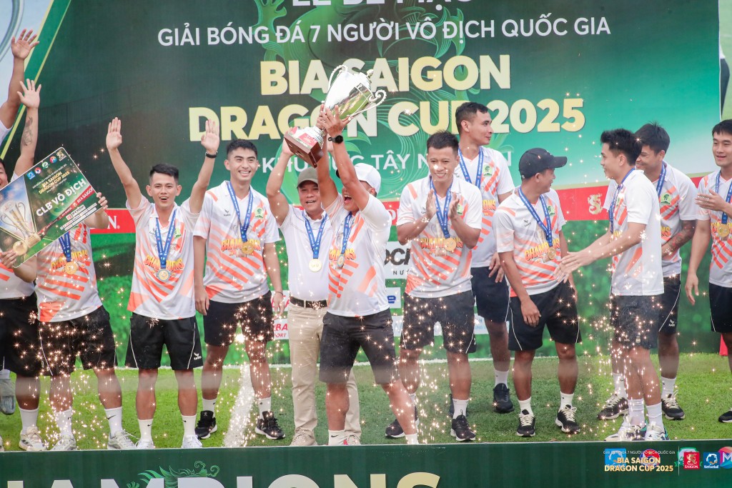 Màn đăng quang thuộc về đội bóng XSKT Đắk Lắk