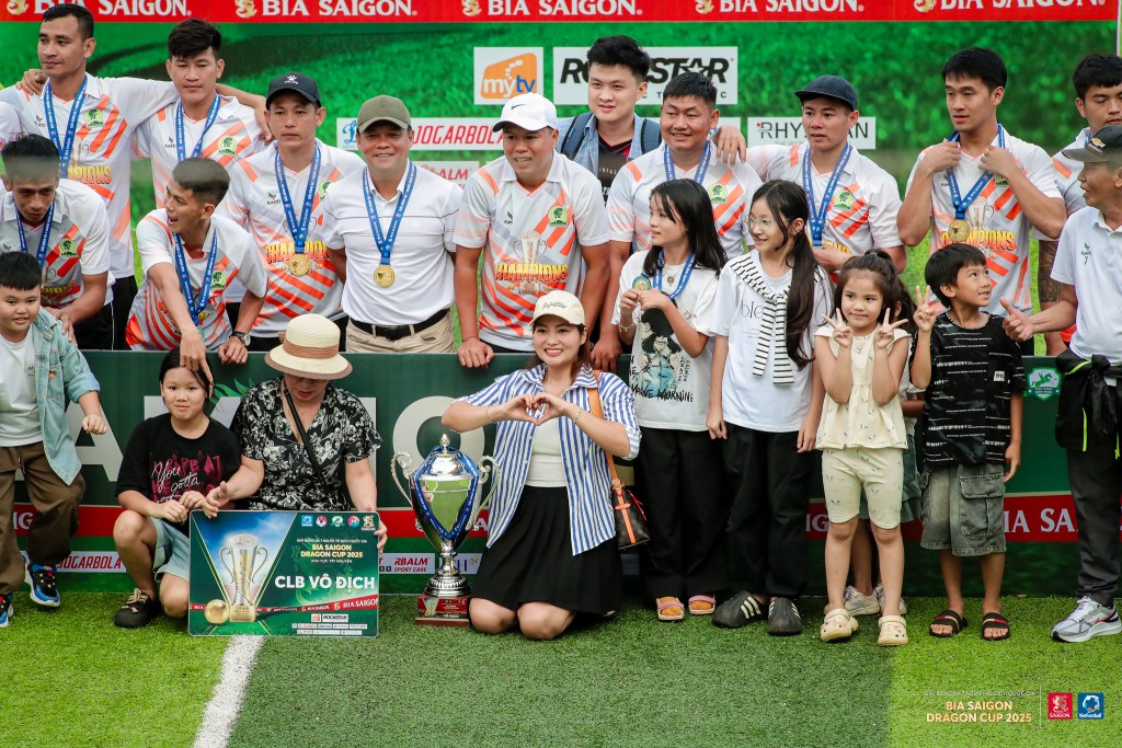 Màn đăng quang thuộc về đội bóng XSKT Đắk Lắk