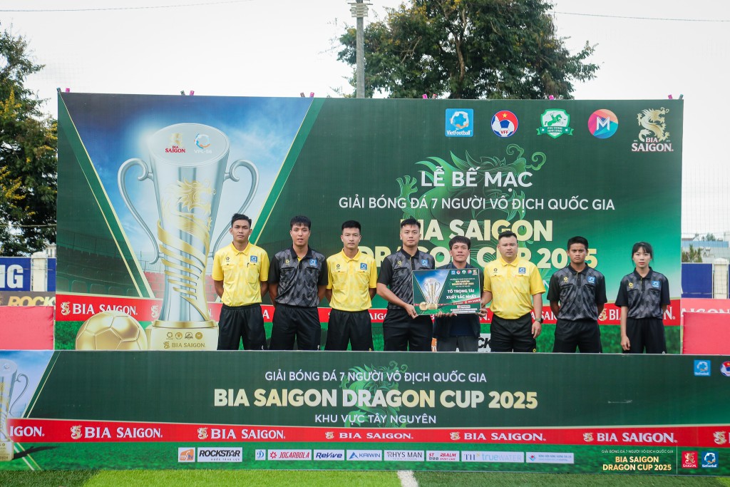 Ban Tổ chứ trao thưởng đội trọng tài