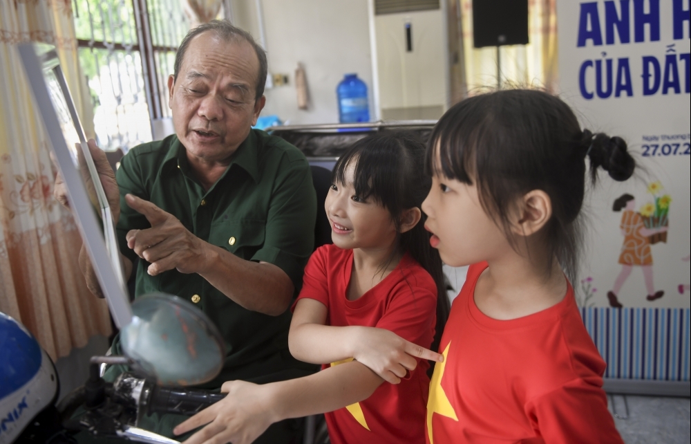 Hơn 100 bức tranh của con em cán bộ - nhân viên và 18.000 sản phẩm dinh dưỡng Vinamilk tri ân dịp 27/7