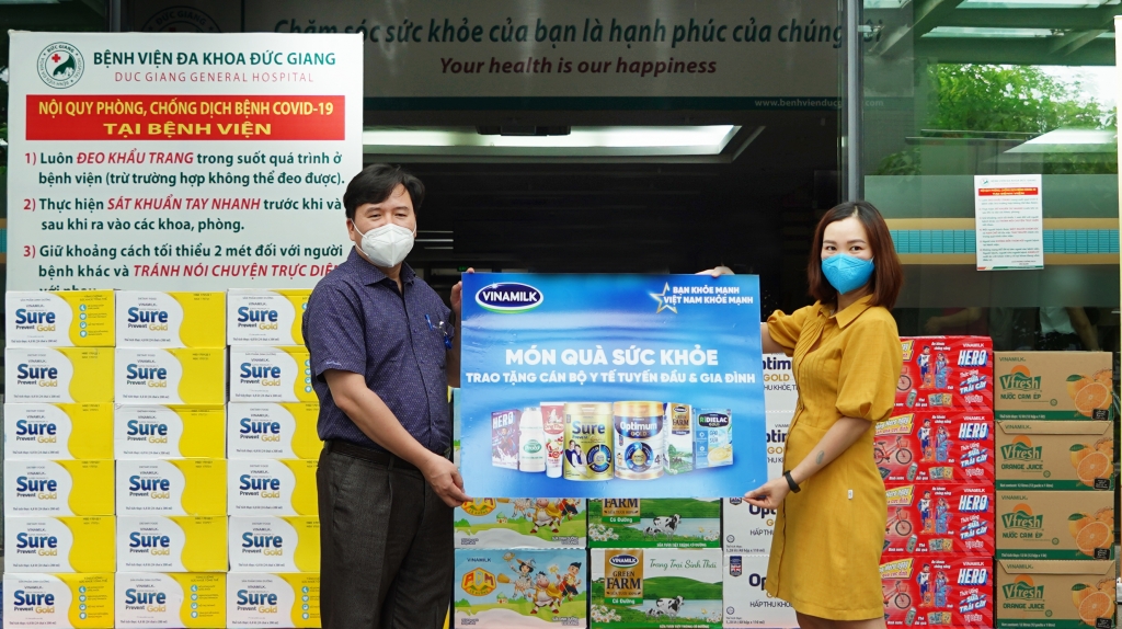 Đại diện Bệnh viện Đa khoa Đức Giang (Tp. Hà Nội) nhận “món quà sức khỏe” từ Vinamilk