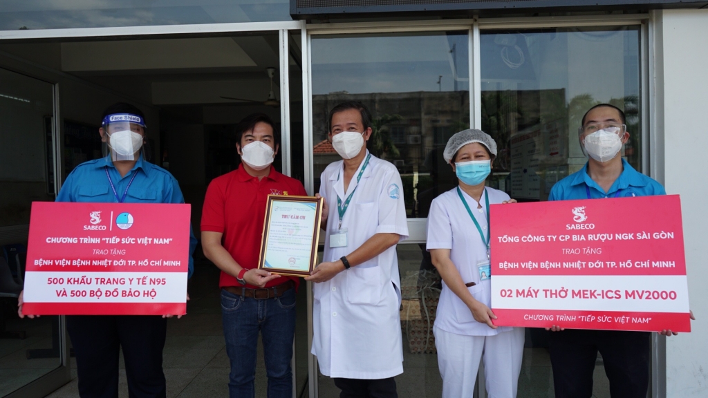 HCM_Chương trình Tiếp sức Việt Nam trao tặng hỗ trợ cho Bệnh viện Nhiệt Đới 2