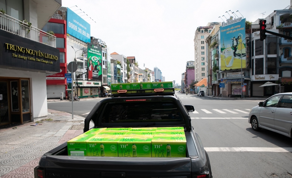 Đoàn xe chở 1.000 thùng trà xanh vị chanh TH true TEA (tương đương 24.000 sản phẩm) – món quà của Tập đoàn TH gửi tới các bệnh viện tuyến đầu Thành phố