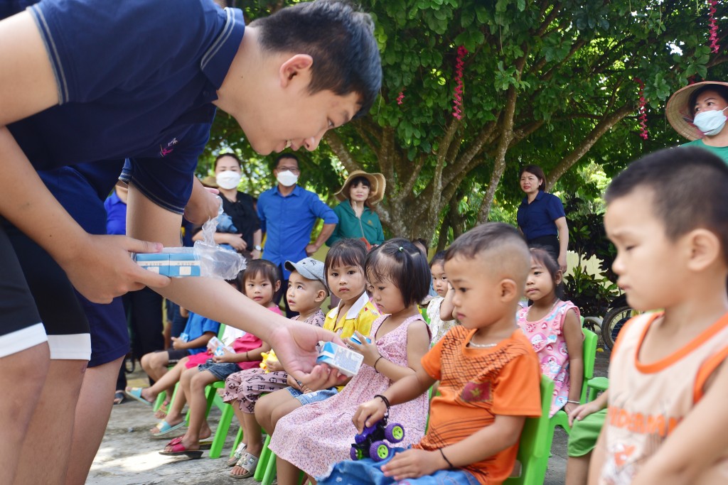 Học sinh TH School trao tặng sữa cho trẻ em Con Cuông