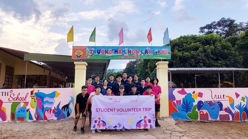 Học sinh TH School vẽ tranh tường, làm thiện nguyện tại vùng đất khó khăn nhất Nghệ An