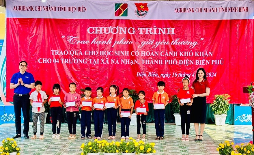 Agribank Chi nhánh tỉnh Điện Biên phối hợp cùng Agribank Chi nhánh tỉnh Ninh Bình tổ chức chương trình “Trao hạnh phúc - Gửi yêu thương” cho các em học sinh có hoàn cảnh khó khăn của 04 trường ở xã Nà Nhạn, thành phố Điện Biên Phủ, tỉnh Điện Biên