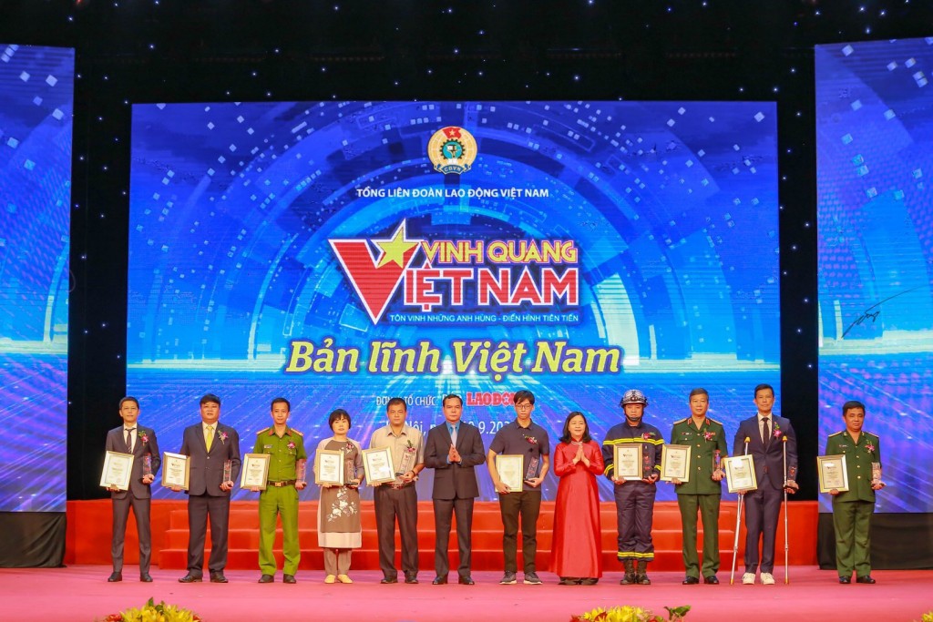 Vinh quang Việt Nam vinh danh các tập thể, cá nhân điển hình cho phong trào thi đua yêu nước