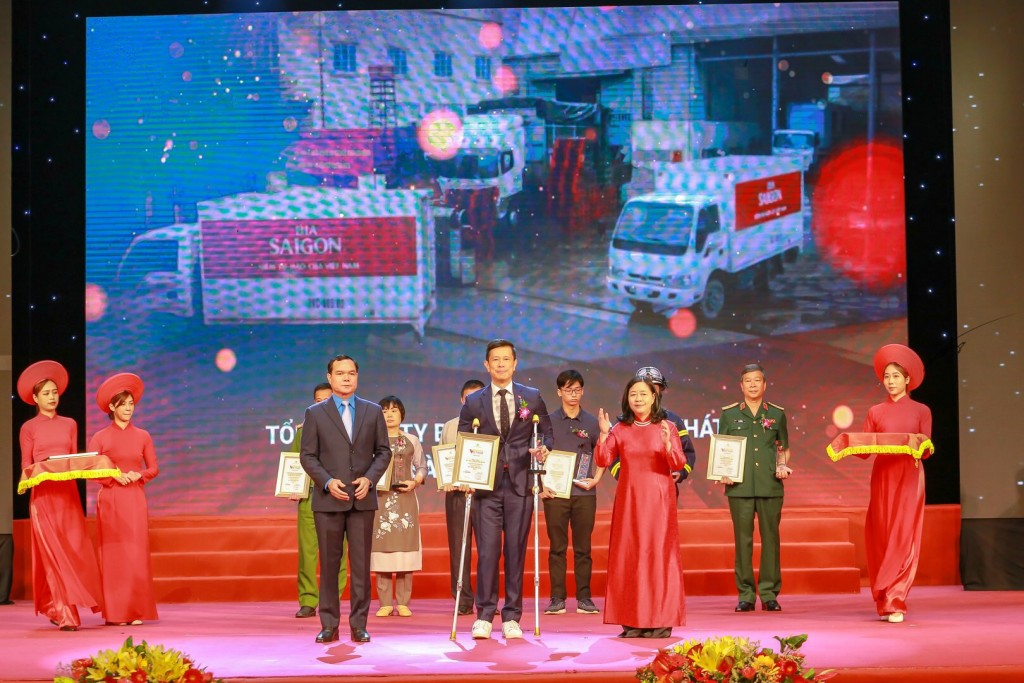 Đại diện SABECO nhận vinh danh tại chương trình Vinh quang Việt Nam