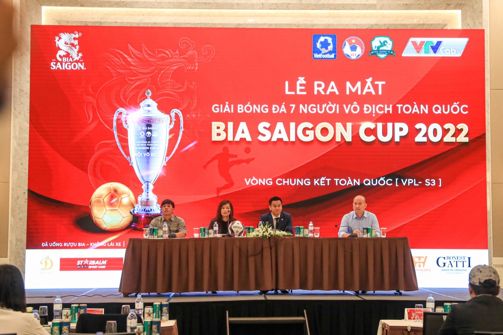 Các đại biểu chủ trì Lễ ra mắt Giải bóng đá 7 người vô địch toàn quốc Bia Saigon Cup 2022