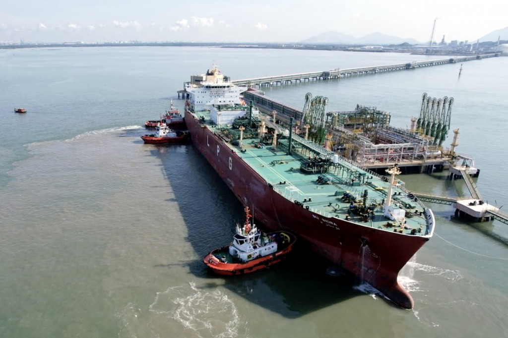 Tàu Bu Sidra hoàn tất nối ống với Cảng hóa dầu Long Sơn để tiến hành bơm rót