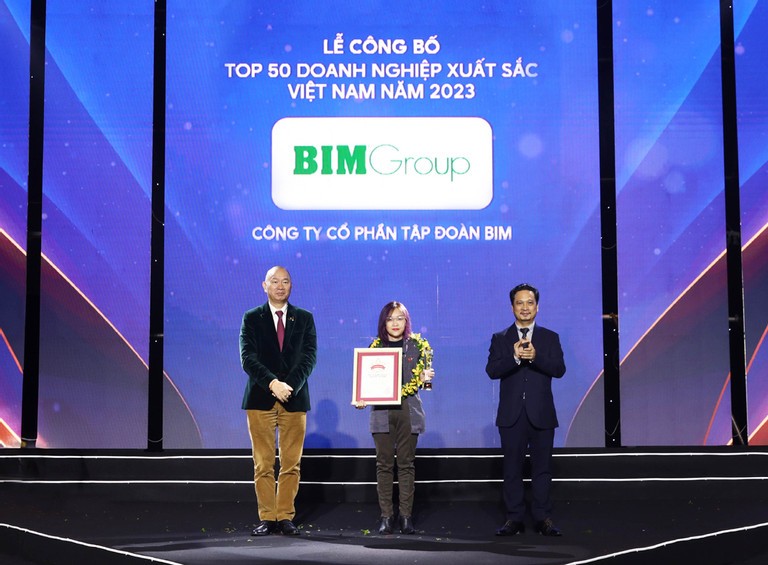 Đại diện BIM Group tại Lễ công bố Bảng xếp hạng Top 50 Doanh nghiệp xuất sắc nhất Việt Nam năm 2023