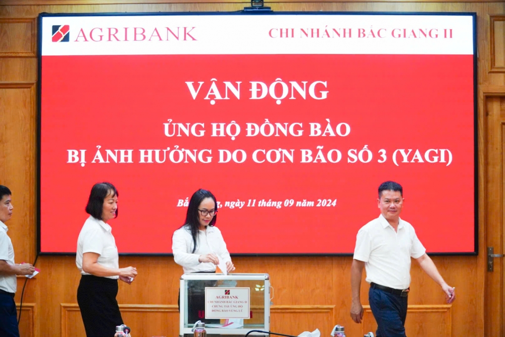 Agribank hỗ trợ các địa phương khắc phục khó khăn do bão lũ