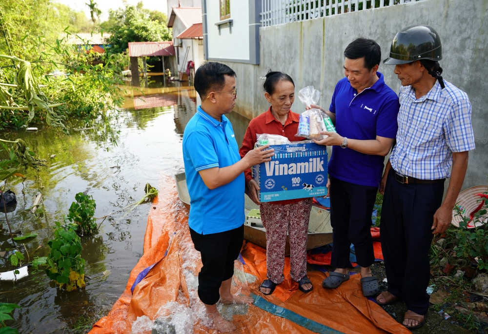 Vinamilk hỗ trợ, động viên người dân và trẻ em vùng ngập lụt sau bão