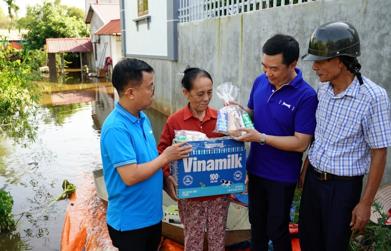 Vinamilk hỗ trợ sữa, nước và nhiều quà tặng cho người dân vùng ngập lụt Hà Nội