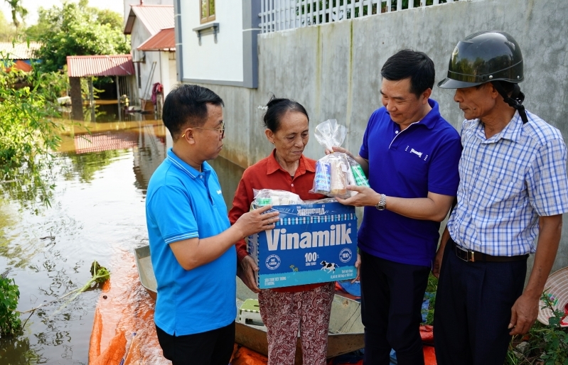 Vinamilk hỗ trợ sữa, nước và nhiều quà tặng cho người dân vùng ngập lụt Hà Nội