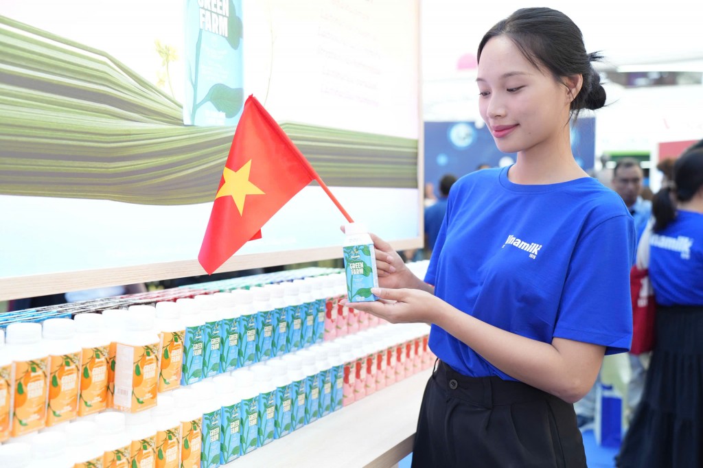 Nhân viên Vinamilk sẵn sàng hướng dẫn