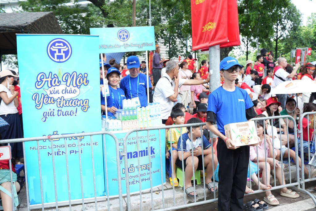 Vinamilk góp nụ cười, thêm dinh dưỡng phục vụ bà con và lực lượng A80