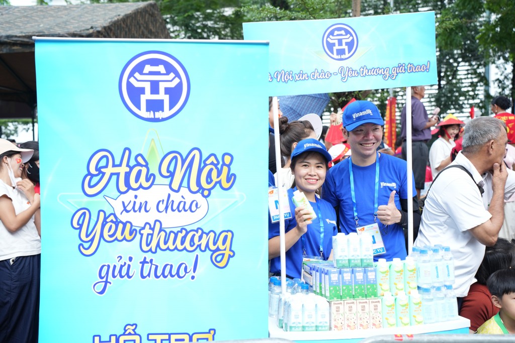 Vinamilk góp nụ cười, thêm dinh dưỡng phục vụ bà con và lực lượng A80