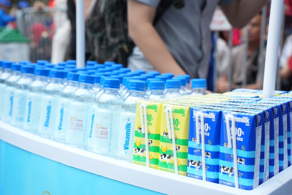 Vinamilk góp nụ cười, thêm dinh dưỡng phục vụ bà con và lực lượng A80