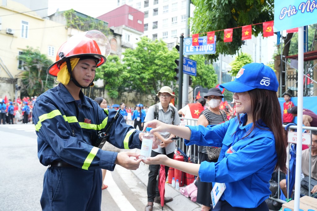 Vinamilk góp nụ cười, thêm dinh dưỡng phục vụ bà con và lực lượng A80