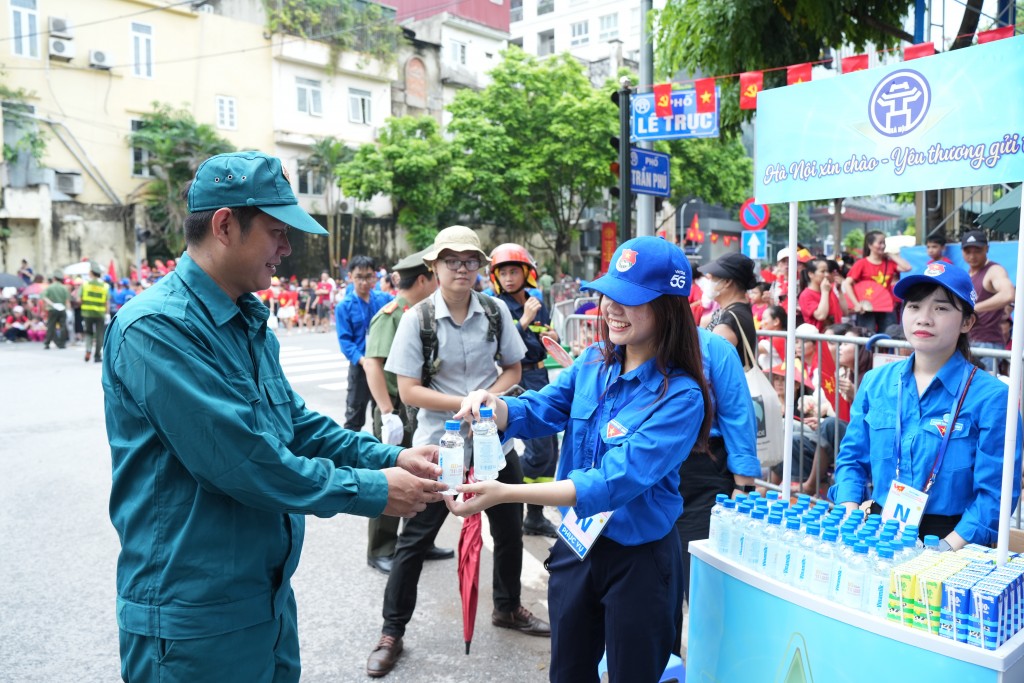 Vinamilk góp nụ cười, thêm dinh dưỡng phục vụ bà con và lực lượng A80